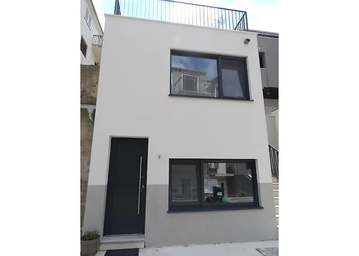 Modernes Kleines Haus Mit Terrasse